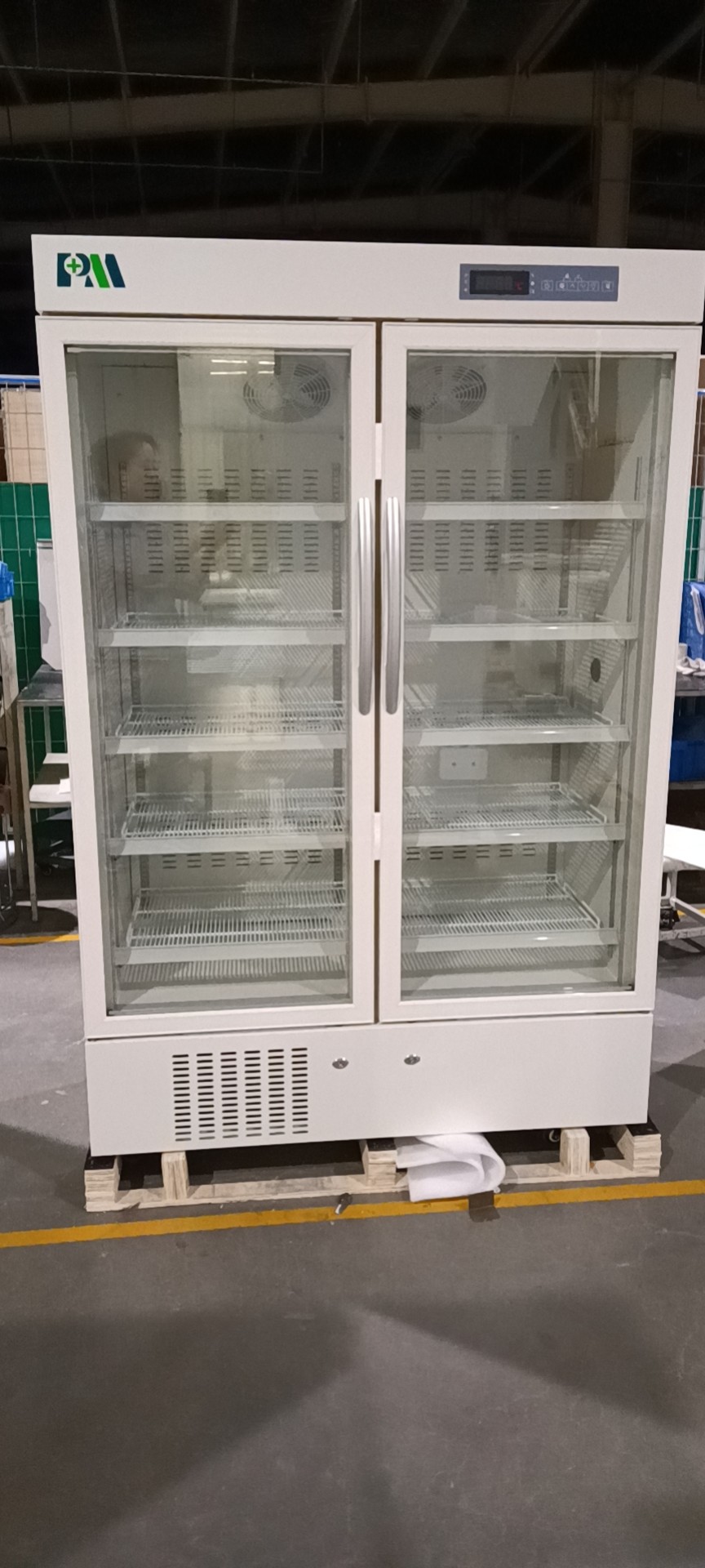 4 Caster 656L Double Door Pharmacy Medical Refrigerator With LED Interior Light