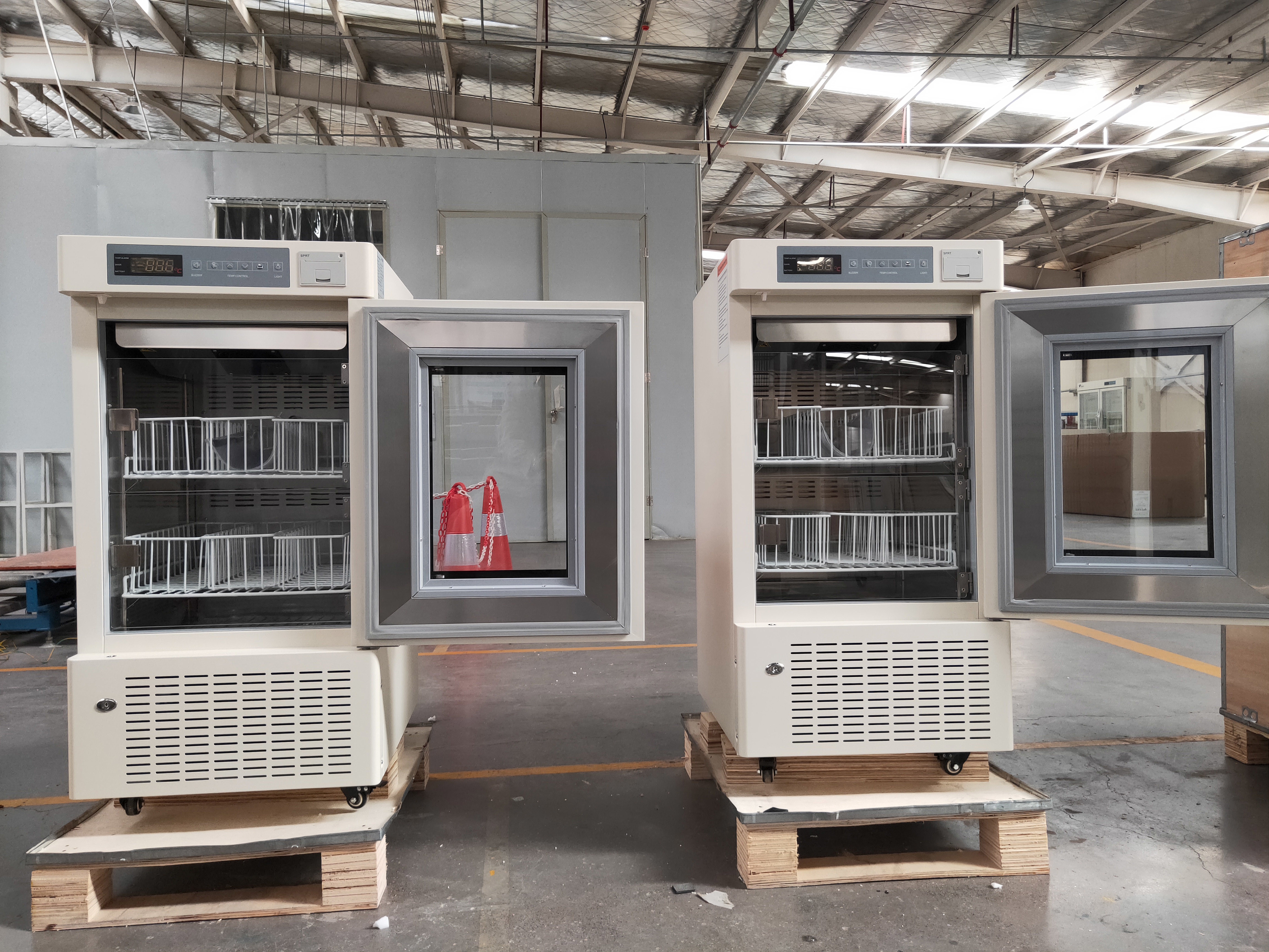 108L Vertical Blood Bank Refrigerator Forced Air Cooling 4 Degrees For Hospital